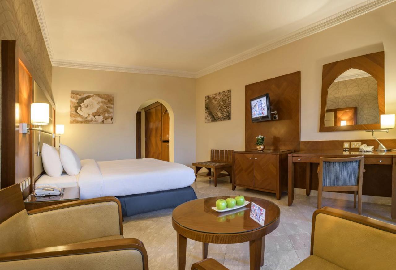 Crowne Plaza Jordan Dead Sea Resort & Spa By Ihg Sweimeh Buitenkant foto A room at the hotel