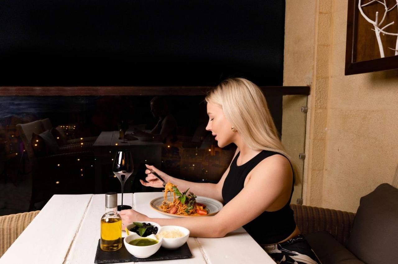 Crowne Plaza Jordan Dead Sea Resort & Spa By Ihg Sweimeh Buitenkant foto A woman eating at a restaurant