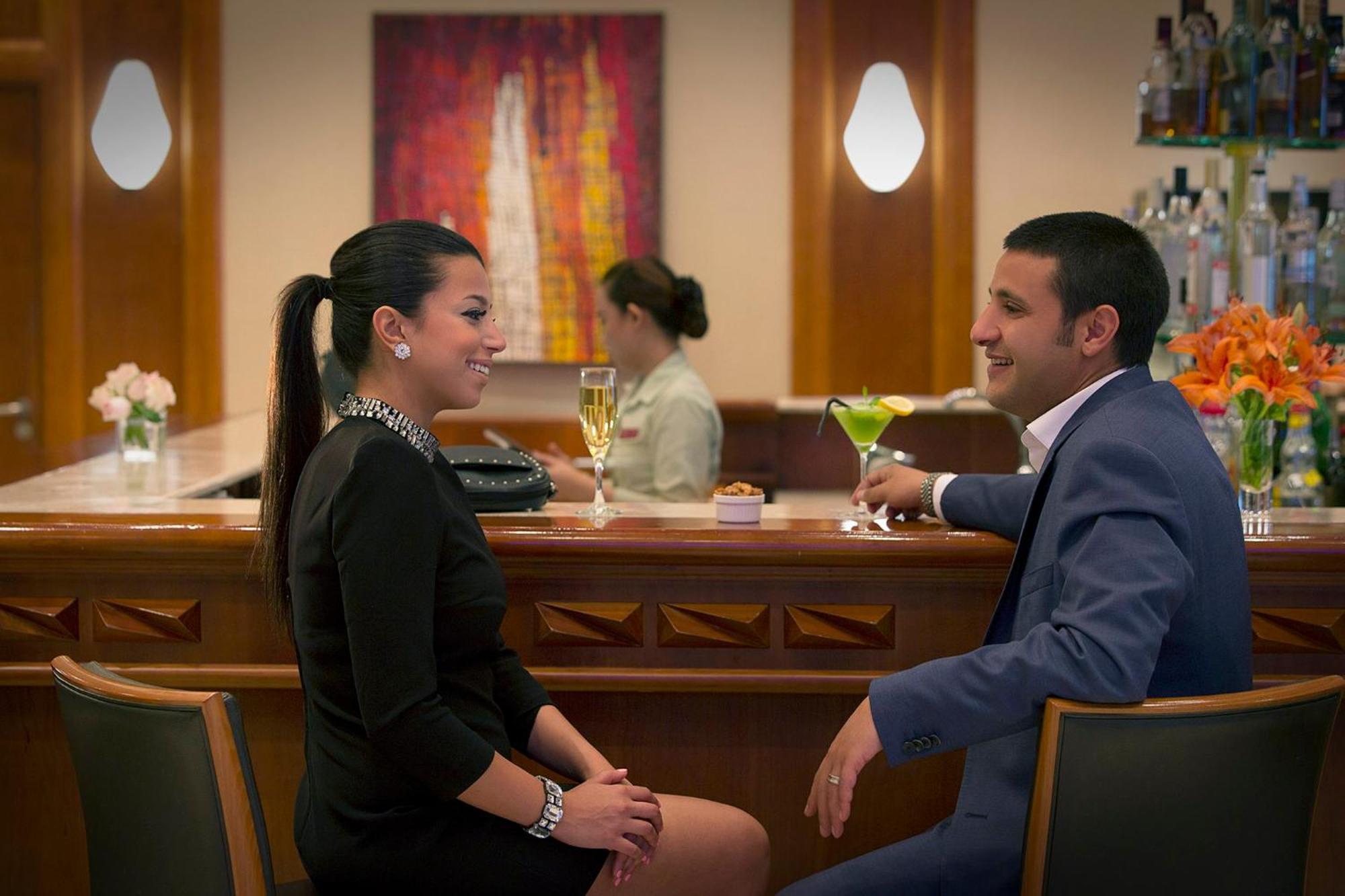Crowne Plaza Jordan Dead Sea Resort & Spa By Ihg Sweimeh Buitenkant foto A couple at the bar